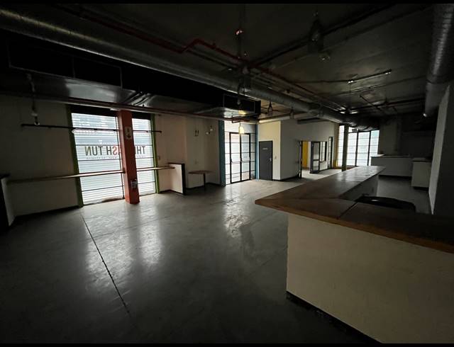 2,129M² BUSINESS TO LET IN WOODSTOCK